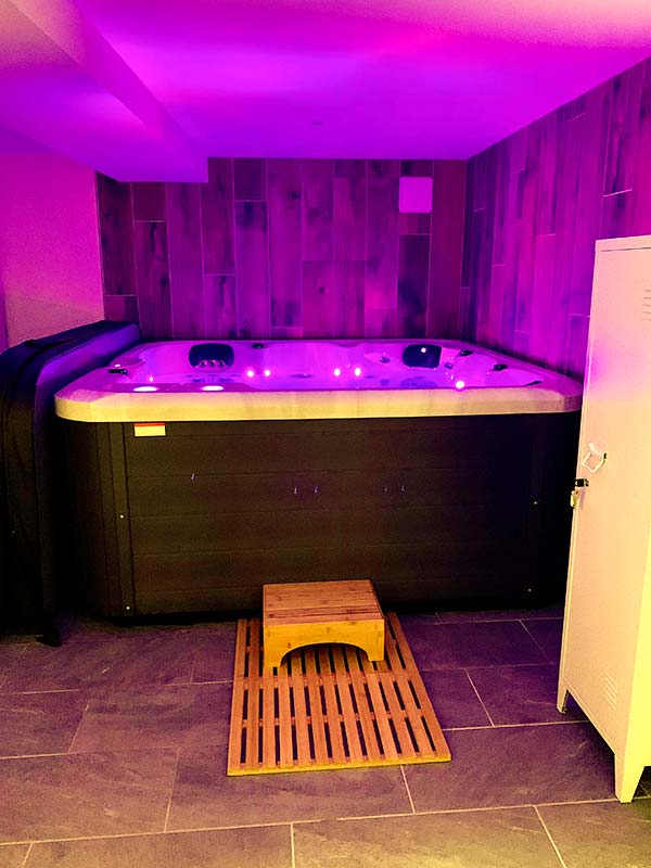 Wellness area with Jacuzzi and dry Sauna at Domaine Jean Got - Gîte